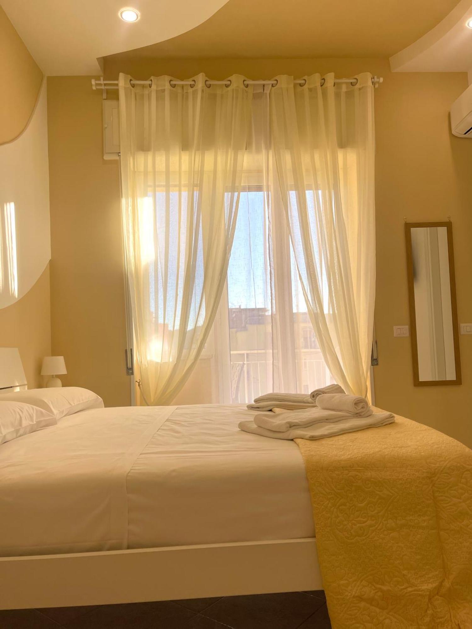 לינה וארוחת בוקר נאפולי Terrazza Garibaldi מראה חיצוני תמונה